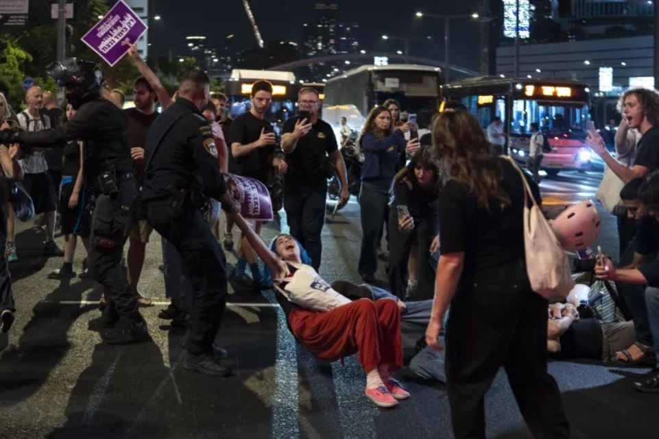 Ισραήλ: Συνελήφθησαν σε επεισόδια διαδηλωτές που ζητούσαν κυβέρνηση συνεργασίας με αραβικά κόμματα 9 Ισραήλ: Συνελήφθησαν σε επεισόδια διαδηλωτές που ζητούσαν κυβέρνηση συνεργασίας με αραβικά κόμματα