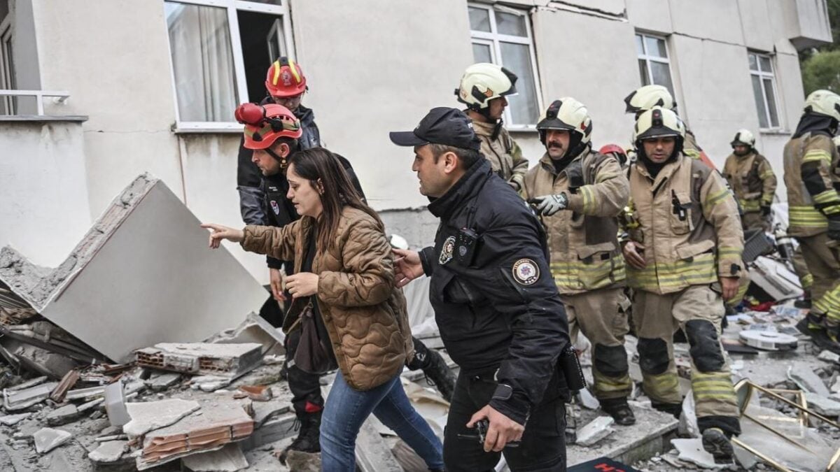 Κωνσταντινούπολη: Νεκρός και τρεις αγνοούμενοι μετά την κατάρρευση πολυκατοικίας – Σώθηκαν τρία παιδιά 1 Κωνσταντινούπολη: Νεκρός και τρεις αγνοούμενοι μετά την κατάρρευση πολυκατοικίας – Σώθηκαν τρία παιδιά