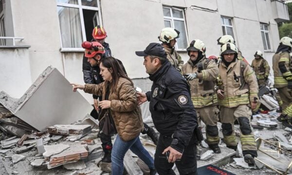 Κωνσταντινούπολη: Νεκρός και τρεις αγνοούμενοι μετά την κατάρρευση πολυκατοικίας – Σώθηκαν τρία παιδιά