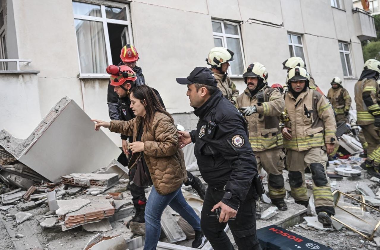 Κωνσταντινούπολη: Νεκρός και τρεις αγνοούμενοι μετά την κατάρρευση πολυκατοικίας – Σώθηκαν τρία παιδιά