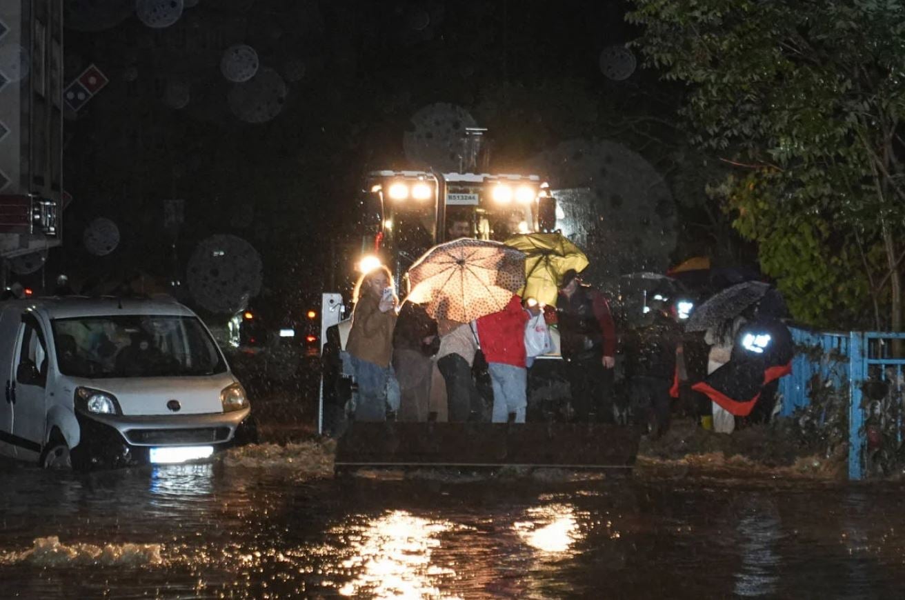 Κωνσταντινούπολη: 14χρονος έχασε τη ζωή του από ηλεκτροπληξία – 2.518 κλήσεις για βοήθεια