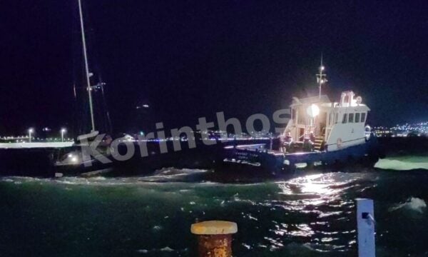 Κόρινθος: Ακυβέρνητο ιστιοφόρο στα μανιασμένα κύματα – Η διάσωση των 4 επιβαινόντων καρέ καρέ