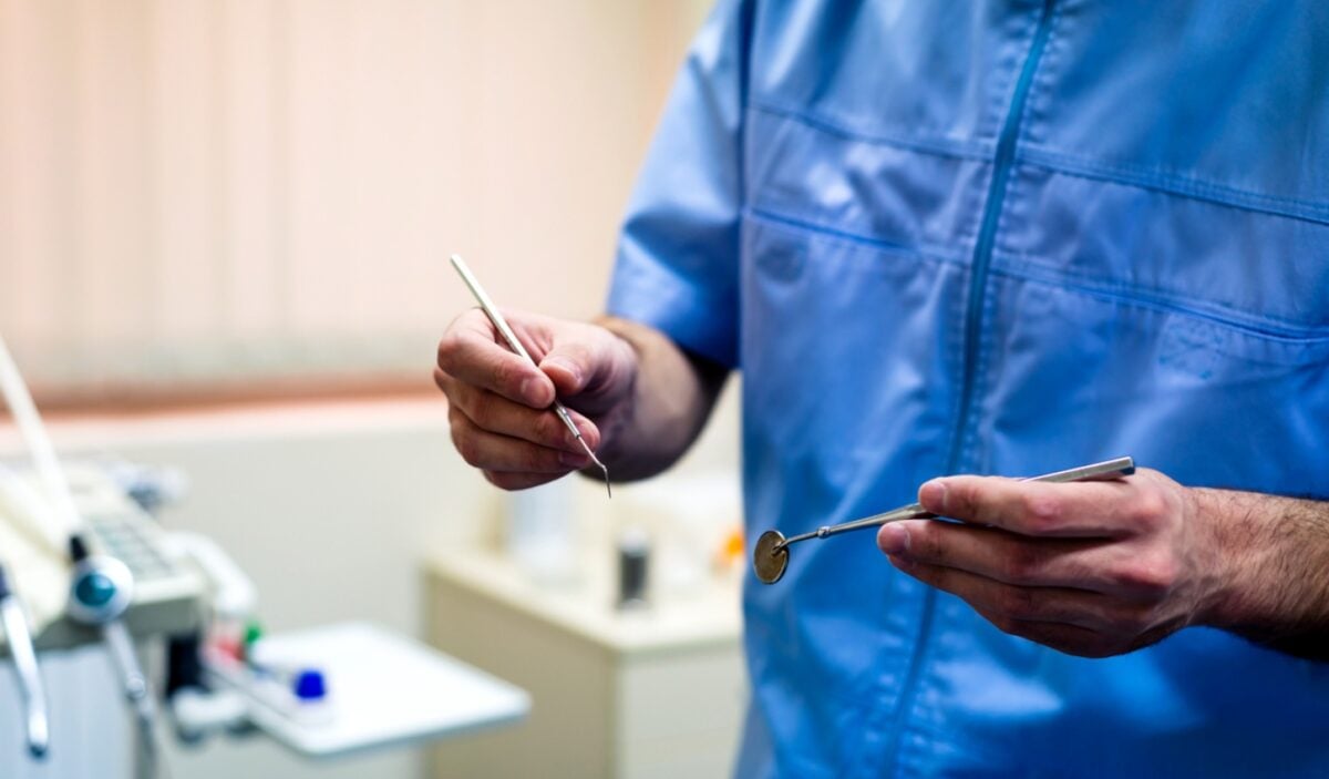 MedWatch: Στους ελέγχους οδοντίατροι, φυσικοθεραπευτές, ψυχολόγοι και διαιτολόγοι – 91% λιγότερες διαφημίσεις online