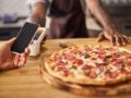 Pizza Fan: Στην ΑΑΔΕ στοιχεία για φερόμενα «διπλά βιβλία» – Τι αφορά η εκτίμηση για τζίρο άνω των 200 εκατ. ευρώ