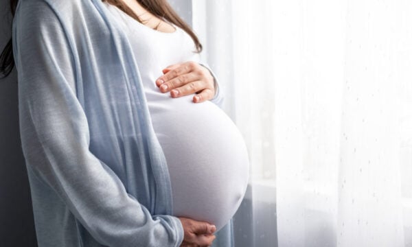 Λαύριο: 23χρονη έγκυος στον 7ο μήνα κατήγγειλε τον πρώην σύντροφό της για ενδοοικογενειακή βία – Νοσηλεύτηκε μετά τις απειλές
