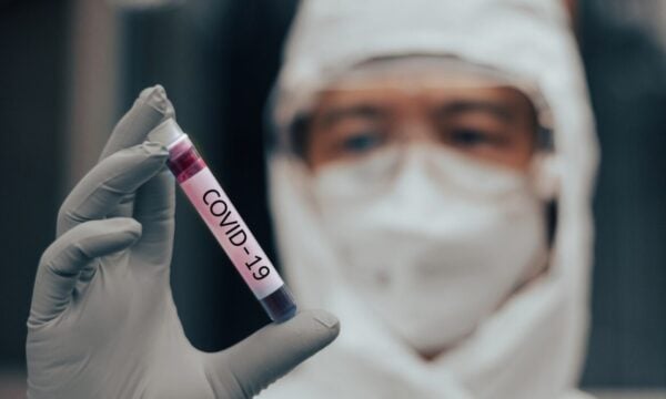 COVID-19 στην Ελλάδα: Τα αντιιικά αυξήθηκαν κατά 1.050% σε 1,5 μήνα – Οι γιατροί κρούουν τον κώδωνα του κινδύνου