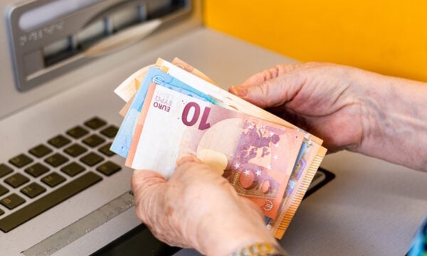 Νέα Σμύρνη: 83χρονη εξαπατήθηκε με πρόσχημα τον ΔΕΔΔΗΕ και έχασε 200.000 ευρώ από τη θυρίδα της