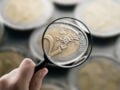 Reuters: Το ευρώ διολισθαίνει σε χαμηλό 17 μηνών λόγω χρέους και πολιτικής αστάθειας – Ενισχύεται το δολάριο