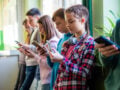 Kids Wallet: Πώς θα αποκλειστούν οι ανήλικοι από τα social media και πώς θα ελέγχεται η ηλικία
