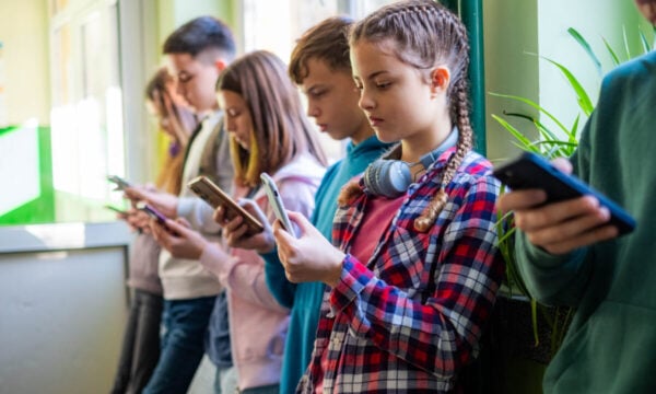 Kids Wallet: Πώς θα αποκλειστούν οι ανήλικοι από τα social media και πώς θα ελέγχεται η ηλικία