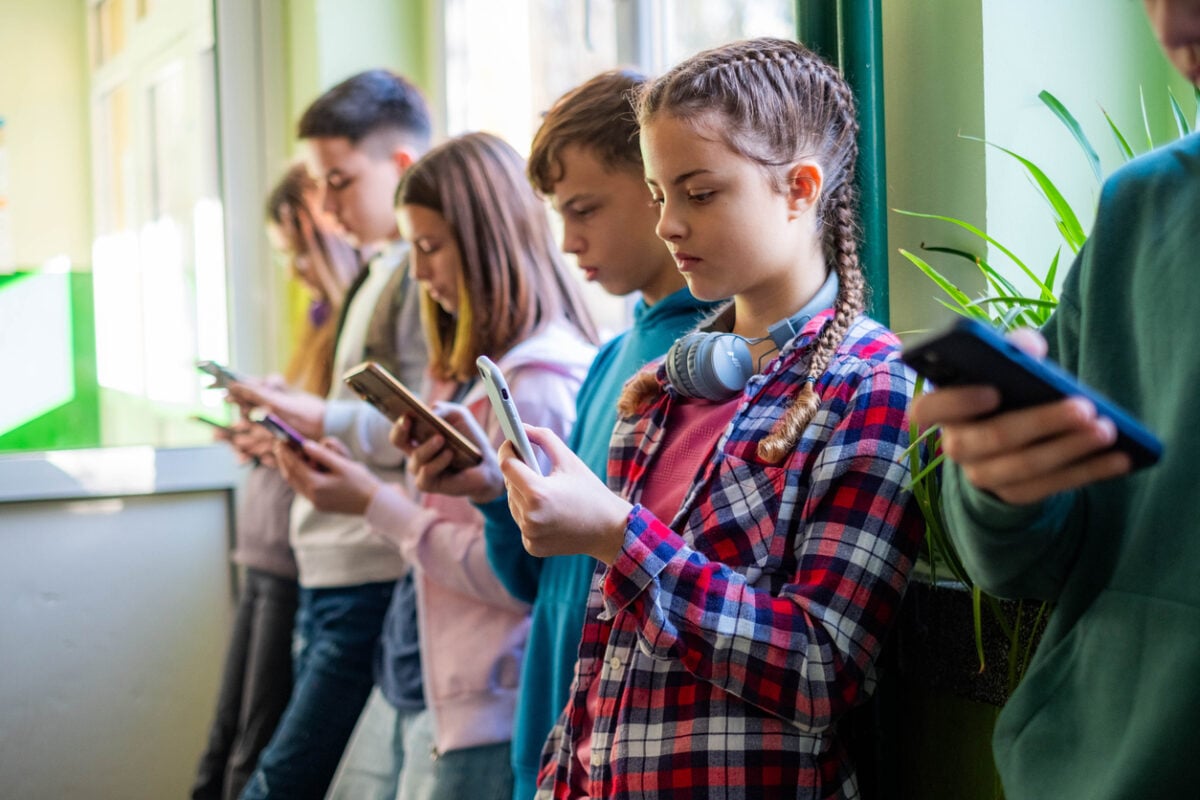 Kids Wallet: Πώς θα αποκλειστούν οι ανήλικοι από τα social media και πώς θα ελέγχεται η ηλικία
