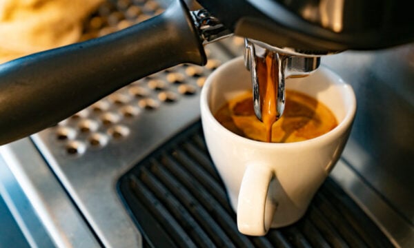 Coffee Island: Κανονικά λειτουργεί και αναπτύσσεται το δίκτυο με επικεφαλής τον Βαγγέλη Λιόλιο – Τι λέει η εταιρεία