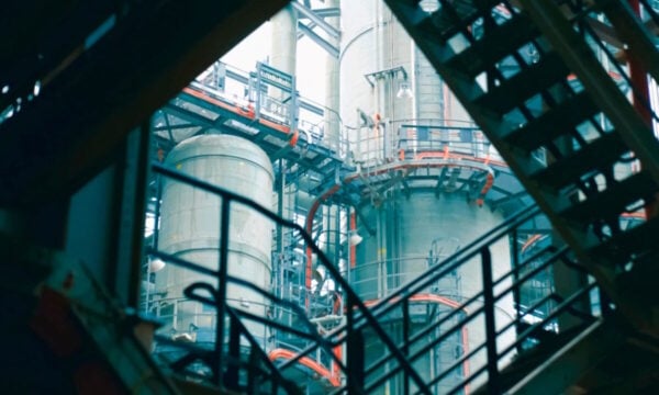 Brent πάνω από τα 105 δολάρια και φυσικό αέριο πάνω από τα 85 ευρώ – Ανησυχία για τις τιμές στην Ευρώπη ενόψει χειμώνα