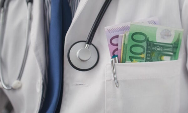 Άρτα: Προσήχθη γιατρός για «φακελάκι» σε ηλικιωμένη – «Κανείς δεν μπορεί να εκβιάζει τους ασθενείς» λέει ο Γιαννάκος