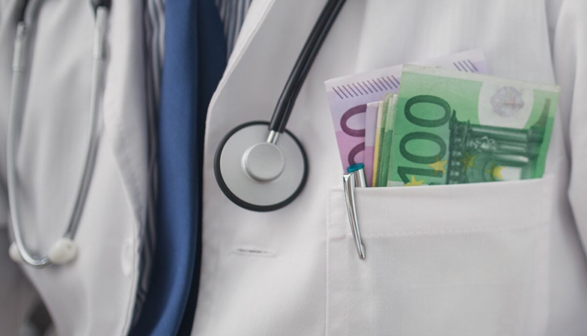 Άρτα: Προσήχθη γιατρός για «φακελάκι» σε ηλικιωμένη – «Κανείς δεν μπορεί να εκβιάζει τους ασθενείς» λέει ο Γιαννάκος