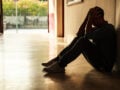 Γλυφάδα: Η στιγμή που αξιωματικός του Πολεμικού Ναυτικού εισβάλλει σε πολυκατοικία για να βάλει φωτιά στο διαμέρισμα της πρώην συντρόφου του