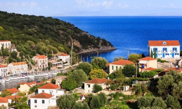Independent: Η Ιθάκη κέρδισε την καρδιά μιας οικογένειας που αναζητούσε το ιδανικό ελληνικό νησί