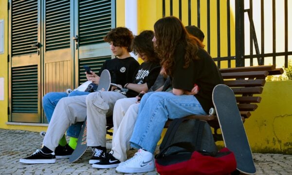 Παπαστεργίου: Από την 1η Ιανουαρίου τέλος τα social για κάτω των 15 – Πώς θα γίνεται η επαλήθευση ηλικίας και η ευθύνη των γονέων
