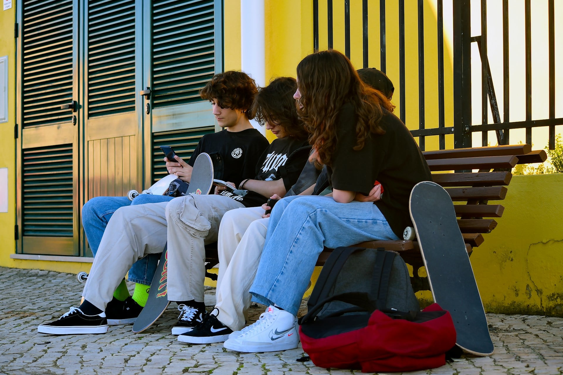 Παπαστεργίου: Από την 1η Ιανουαρίου τέλος τα social για κάτω των 15 – Πώς θα γίνεται η επαλήθευση ηλικίας και η ευθύνη των γονέων