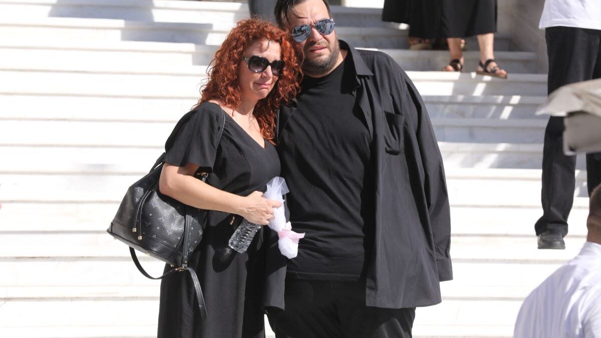 Φίλιππος Καμπούρης: Δήλωσαν 19.500 ευρώ ενώ της έδιναν 600 – Συνελήφθησαν ο παρουσιαστής και η σύζυγός του μετά την καταγγελία 1 Φίλιππος Καμπούρης: Δήλωσαν 19.500 ευρώ ενώ της έδιναν 600 – Συνελήφθησαν ο παρουσιαστής και η σύζυγός του μετά την καταγγελία