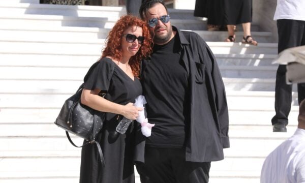 Φίλιππος Καμπούρης: Δήλωσαν 19.500 ευρώ ενώ της έδιναν 600 – Συνελήφθησαν ο παρουσιαστής και η σύζυγός του μετά την καταγγελία