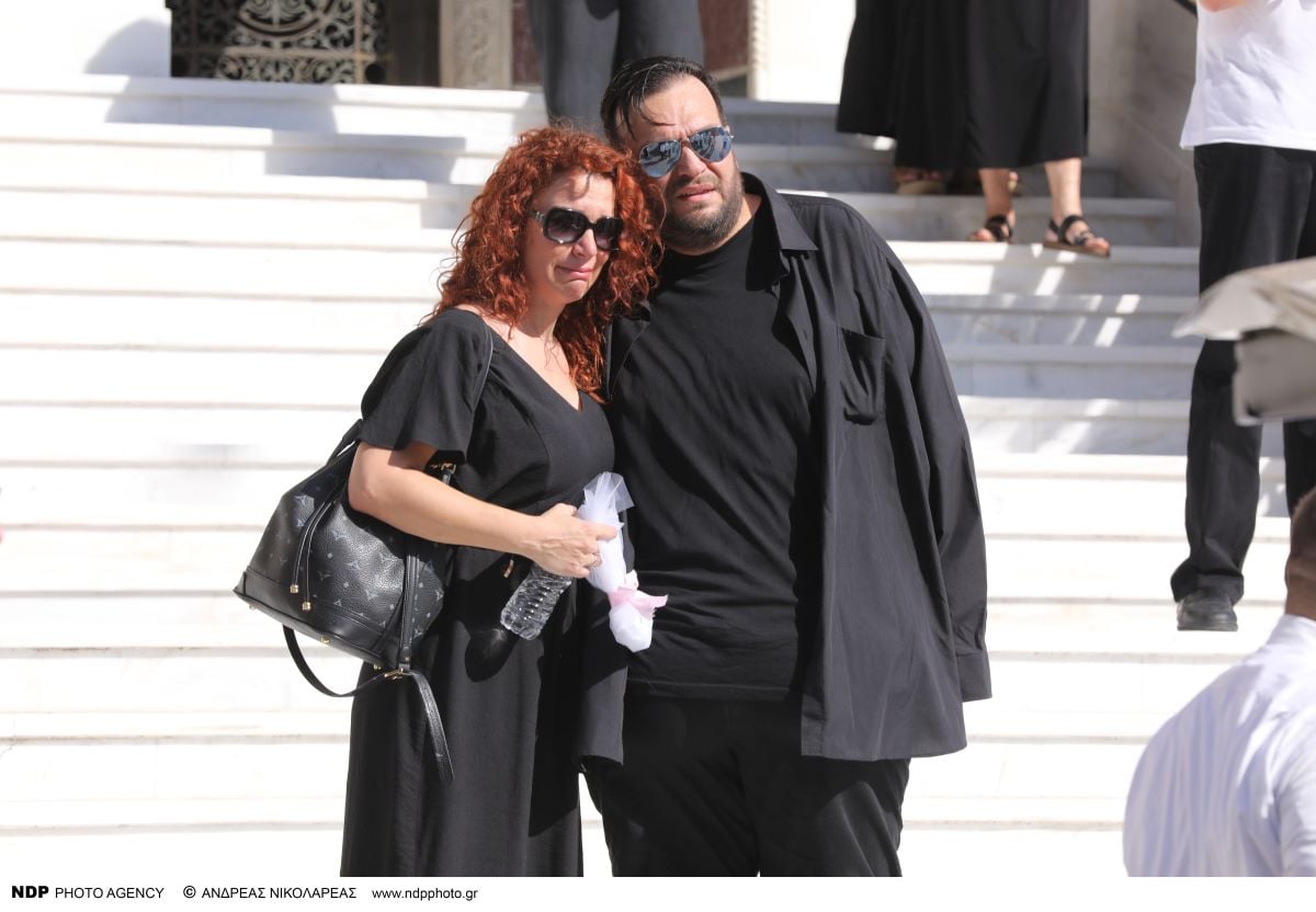 Φίλιππος Καμπούρης: Δήλωσαν 19.500 ευρώ ενώ της έδιναν 600 – Συνελήφθησαν ο παρουσιαστής και η σύζυγός του μετά την καταγγελία