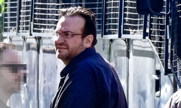 Φίλιππος Καμπούρης: Εκείνος και η σύζυγός του κατηγορούνται για 5 κακουργήματα και ένα πλημμέλημα στην απάτη κατά του ΕΦΚΑ
