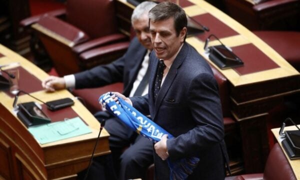 Δημήτρης Καιρίδης: Φόρεσε κασκόλ της «Ελλάς Μελβούρνης» στη Βουλή – «Η διασπορά μας είναι η δύναμή μας» – ΦΩΤΟ