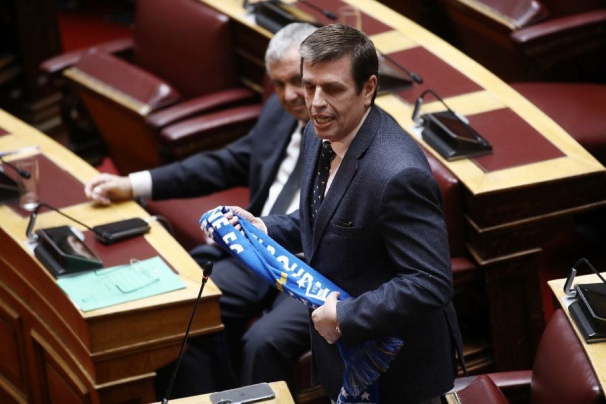 Δημήτρης Καιρίδης: Φόρεσε κασκόλ της «Ελλάς Μελβούρνης» στη Βουλή – «Η διασπορά μας είναι η δύναμή μας» – ΦΩΤΟ