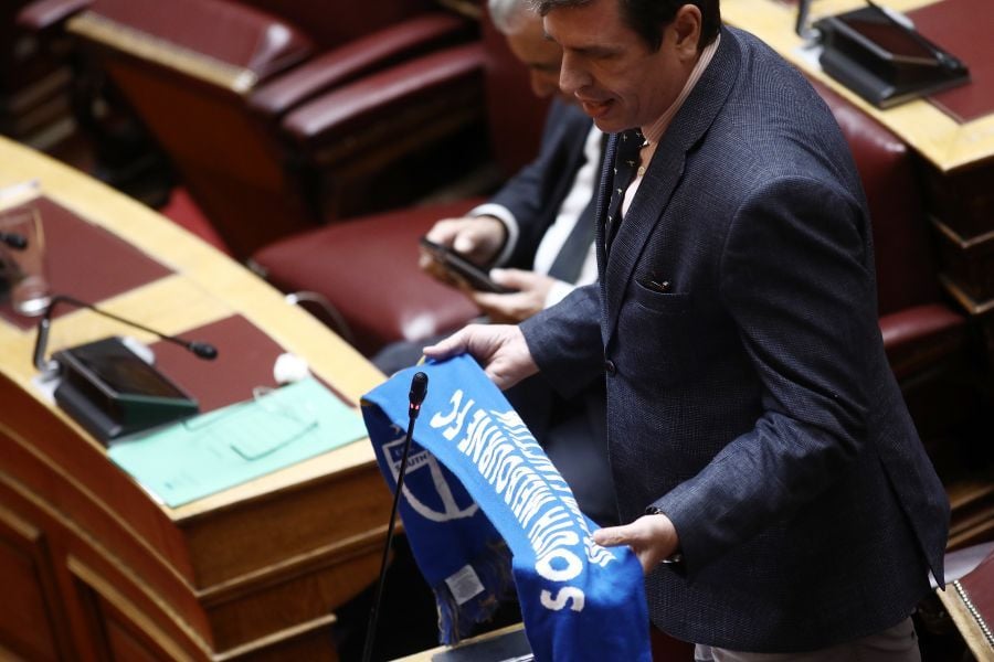 Καιρίδης με κασκόλ της «Ελλάς Μελβούρνης» στη Βουλή