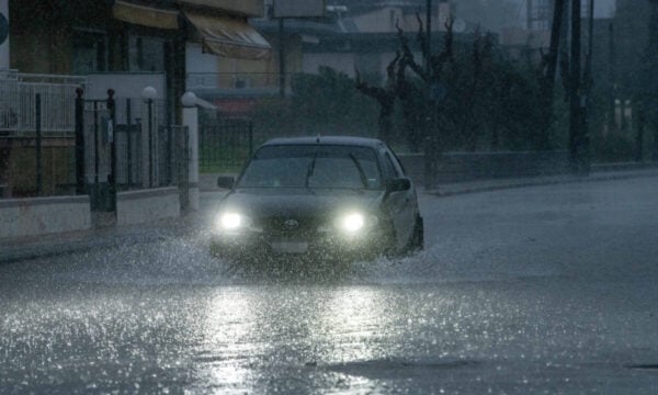 Ο καιρός επιδεινώνεται με καταιγίδες τη Δευτέρα – Πού θα συνεχιστούν οι βροχές την Τρίτη
