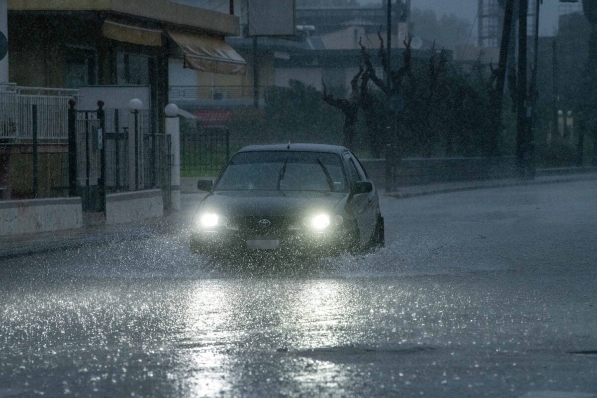 Ο καιρός επιδεινώνεται με καταιγίδες τη Δευτέρα – Πού θα συνεχιστούν οι βροχές την Τρίτη