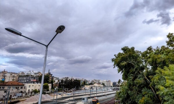 Καιρός σήμερα: Επιμένουν οι βροχές σε Κρήτη και Δωδεκάνησα – Μικρή άνοδος της θερμοκρασίας