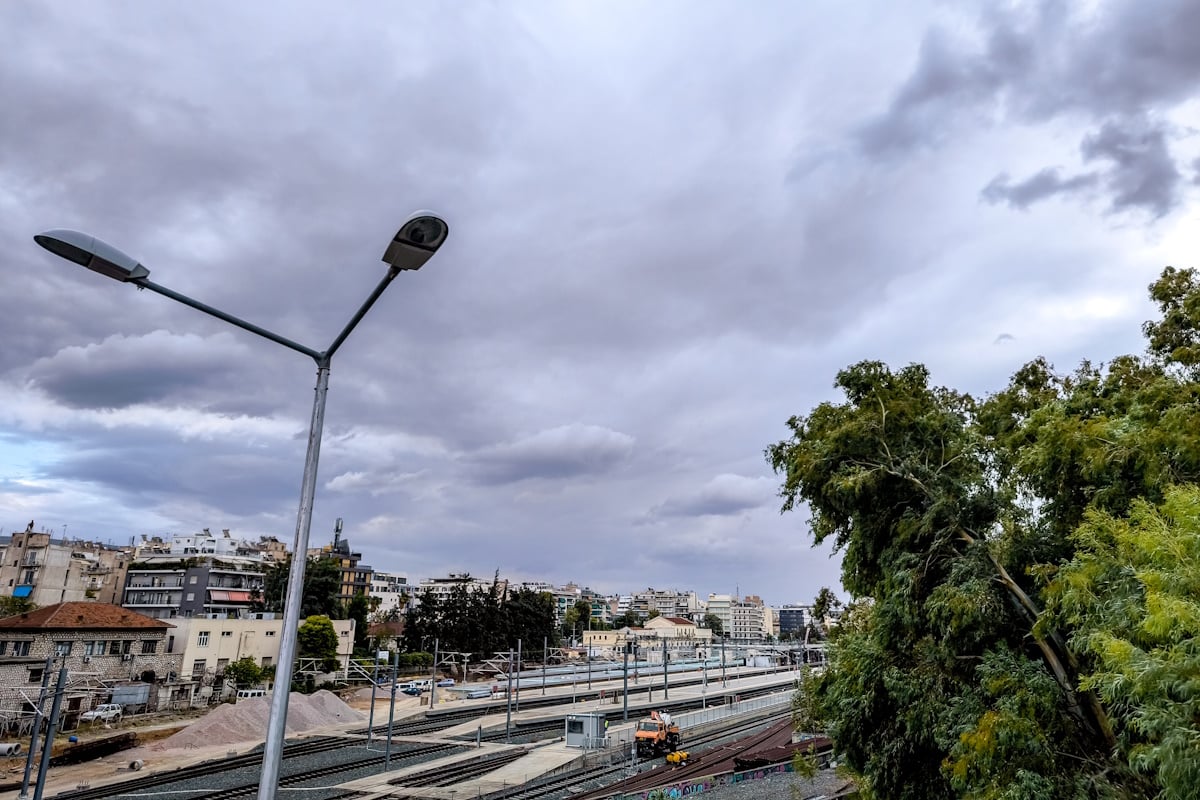Καιρός σήμερα: Επιμένουν οι βροχές σε Κρήτη και Δωδεκάνησα – Μικρή άνοδος της θερμοκρασίας
