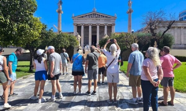 Καιρός αύριο: Νέα αύξηση της θερμοκρασίας και βροχές κατά τόπους