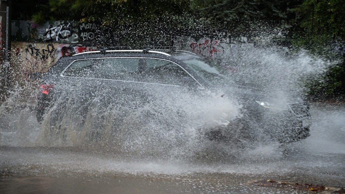 Ωρωπός: Διακόπηκε η κυκλοφορία στη Λεωφόρο Αθηνών λόγω συσσώρευσης υδάτων 1 Ωρωπός: Διακόπηκε η κυκλοφορία στη Λεωφόρο Αθηνών λόγω συσσώρευσης υδάτων
