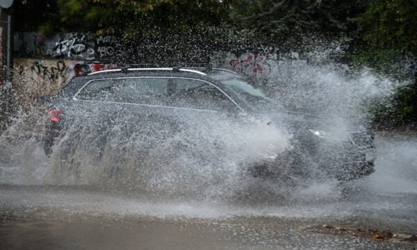Ωρωπός: Διακόπηκε η κυκλοφορία στη Λεωφόρο Αθηνών λόγω συσσώρευσης υδάτων