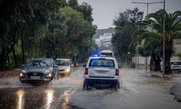 Καιρός αύριο: Βροχές και καταιγίδες, με λίγα χιόνια στα βουνά – Υποχωρεί η θερμοκρασία