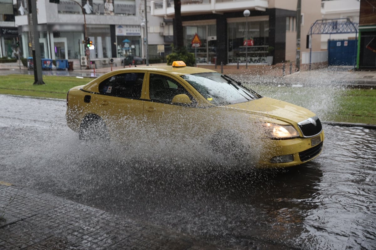 Καιρός στην Αττική: Ισχυρές καταιγίδες και 40 χιλιοστά βροχής μέχρι το απόγευμα της Κυριακής – Έκκληση Καλλιάνου για προσοχή στις μετακινήσεις
