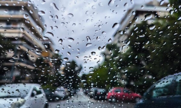 Καιρός σήμερα: Καταιγίδες σε μεγάλο μέρος της χώρας και βροχές στην Αττική – Άνεμοι έως 6 μποφόρ και πτώση θερμοκρασίας