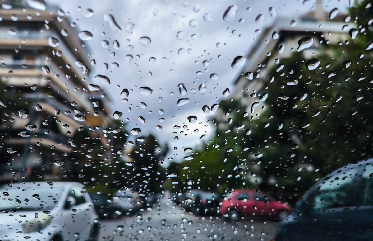 Καιρός σήμερα: Καταιγίδες σε μεγάλο μέρος της χώρας και βροχές στην Αττική – Άνεμοι έως 6 μποφόρ και πτώση θερμοκρασίας