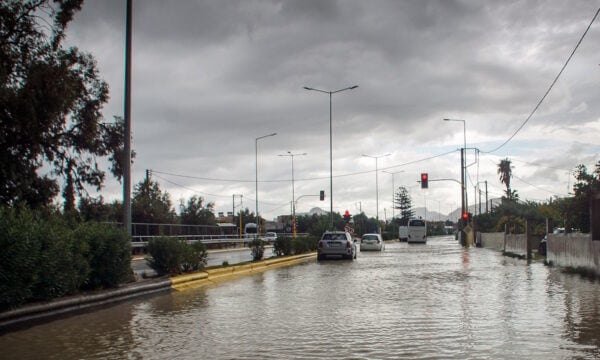 Καιρός σήμερα: Ισχυρές βροχές και καταιγίδες, με χιόνια στα ορεινά – Υποχωρεί η θερμοκρασία