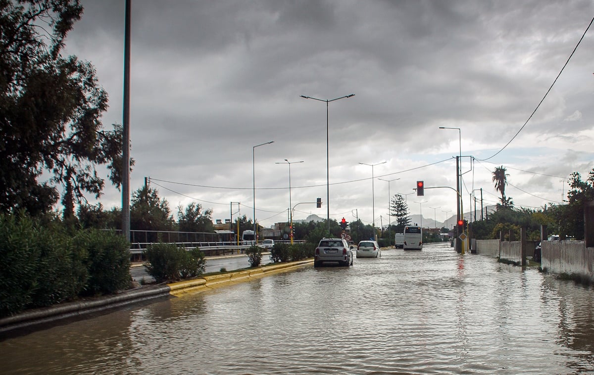 Καιρός σήμερα: Ισχυρές βροχές και καταιγίδες, με χιόνια στα ορεινά – Υποχωρεί η θερμοκρασία