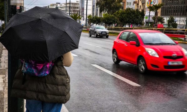 Καιρός σήμερα: Βροχές και καταιγίδες με χιόνια ακόμη και στην Πάρνηθα – «Βουτιά» της θερμοκρασίας