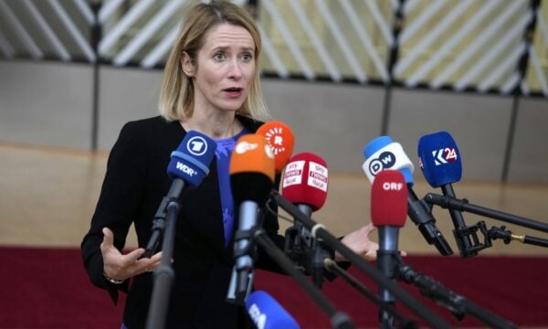 ΕΕ: Επιβάλλει 1.600 νέες κυρώσεις κατά της Ρωσίας – «Ανησυχητική» η συμφωνία Τραμπ-Πούτιν για το ντίζελ, «άνιση» η εκεχειρία