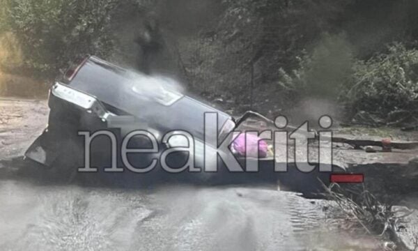 Κακοκαιρία στην Κρήτη: Αυτοκίνητο βυθίστηκε σε «τρύπα» από καθίζηση – Στο νοσοκομείο οι δύο επιβάτες