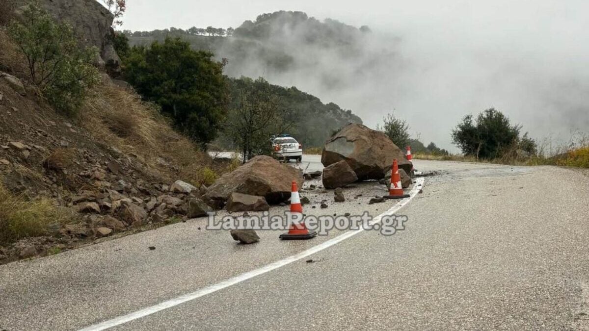 Κακοκαιρία στη Φθιώτιδα: Τεράστιοι βράχοι έκλεισαν τον δρόμο από το Δίλοφο προς το Περιβόλι 2 Κακοκαιρία στη Φθιώτιδα: Τεράστιοι βράχοι έκλεισαν τον δρόμο από το Δίλοφο προς το Περιβόλι