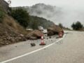 Κακοκαιρία στη Φθιώτιδα: Τεράστιοι βράχοι έκλεισαν τον δρόμο από το Δίλοφο προς το Περιβόλι