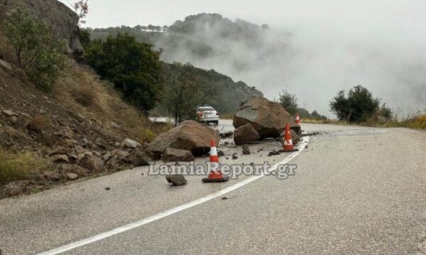 Κακοκαιρία στη Φθιώτιδα: Τεράστιοι βράχοι έκλεισαν τον δρόμο από το Δίλοφο προς το Περιβόλι