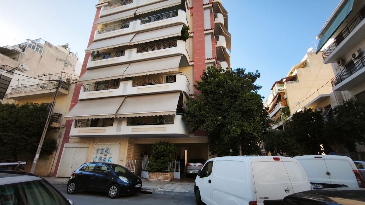 Καλλιθέα: Κάτοικοι λένε ότι τους ειδοποίησαν για βόμβες στη Λασκαρίδου και να βγουν έξω – Απομακρύνθηκαν τα φιαλίδια 1 Καλλιθέα: Κάτοικοι λένε ότι τους ειδοποίησαν για βόμβες στη Λασκαρίδου και να βγουν έξω – Απομακρύνθηκαν τα φιαλίδια